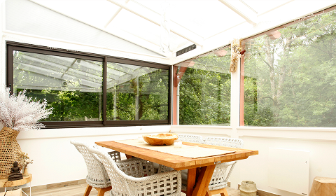 Véranda du Moulin de Lonceux pour coworking, réunion ou repas en petit groupe