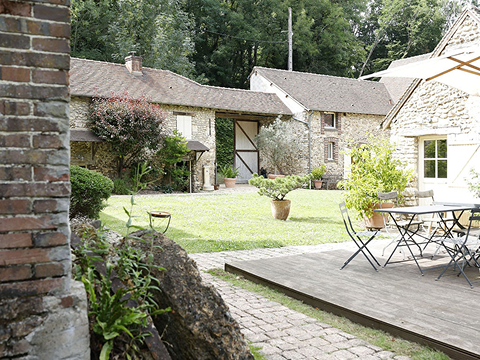 Cour et terrasse du Moulin de Lonceux pour séminaire et repas en extérieur