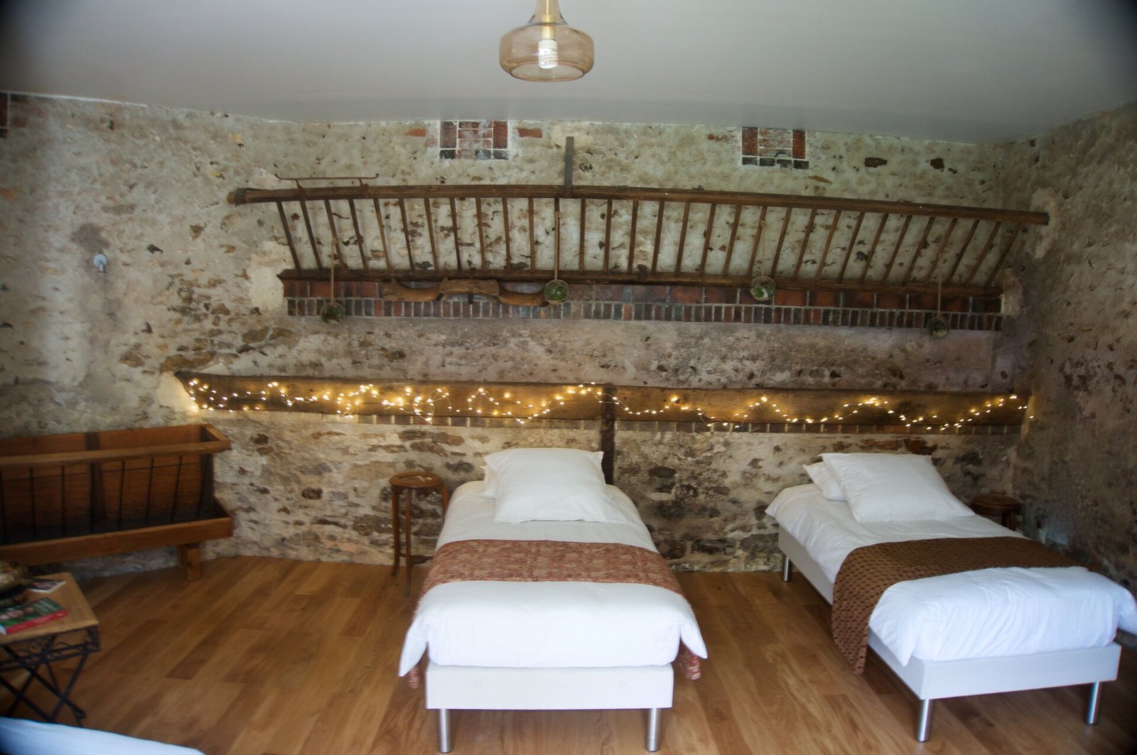 Chambre en pierre du Moulin de Lonceux pour un séjour bien-être en Eure-et-Loir