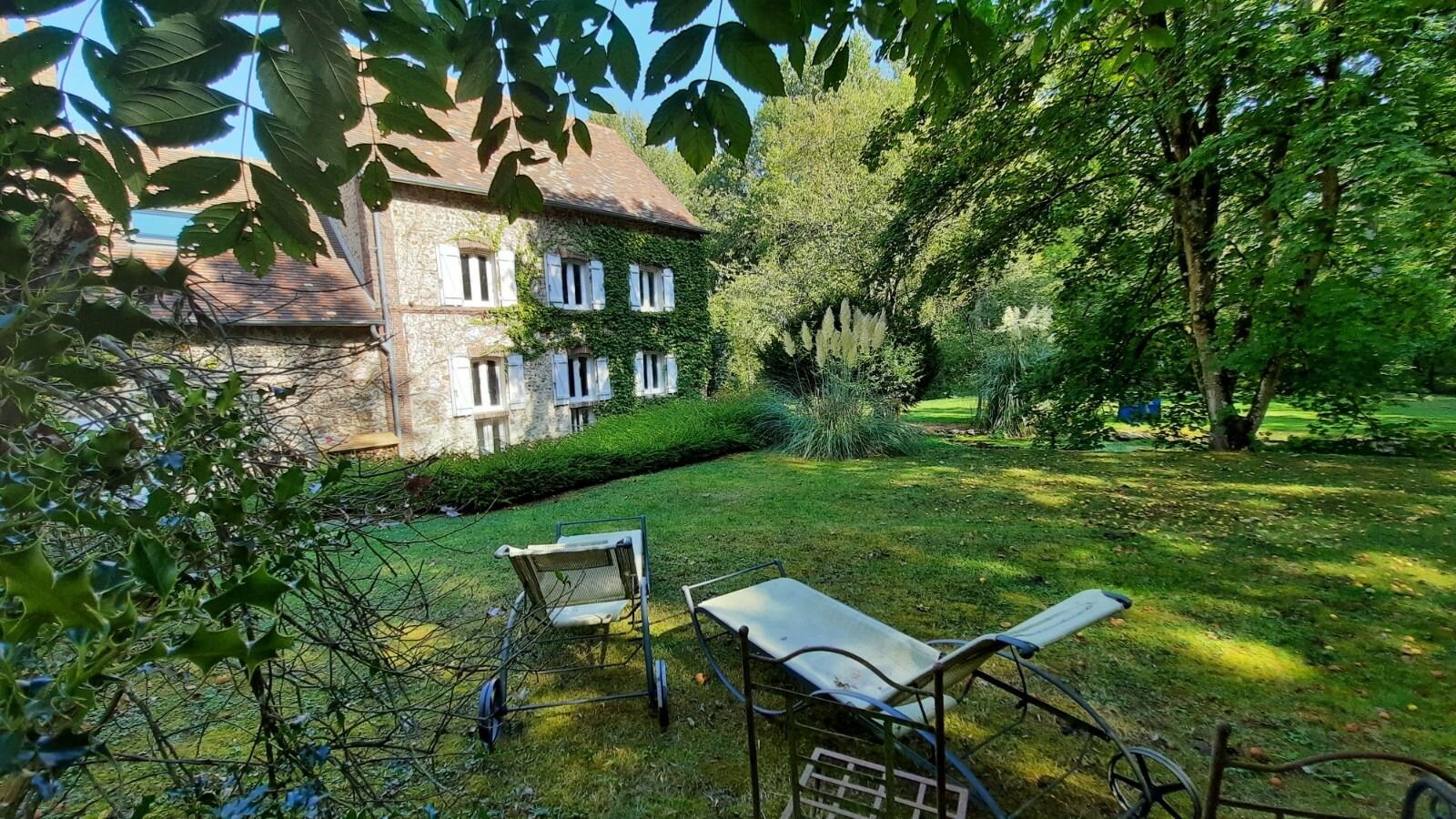 Table et assises en extérieur au Moulin de Lonceux pour un moment convivial