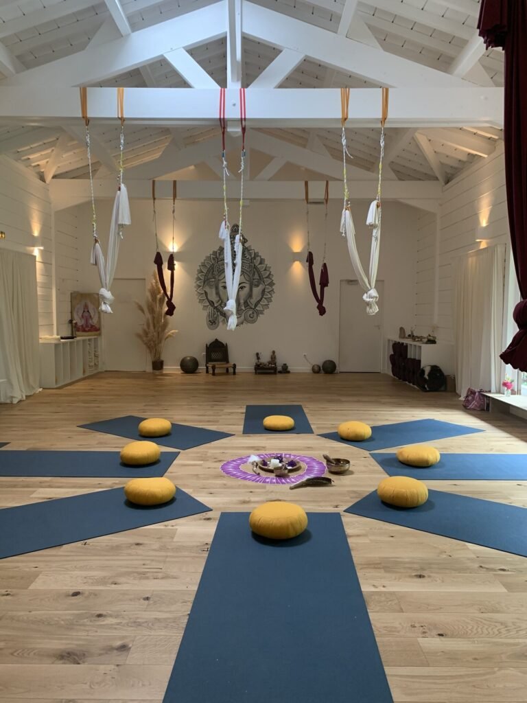 Salle de yoga du Moulin de Lonceux avec tapis et lumière naturelle