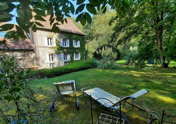 Table et assises en extérieur au Moulin de Lonceux pour un moment convivial